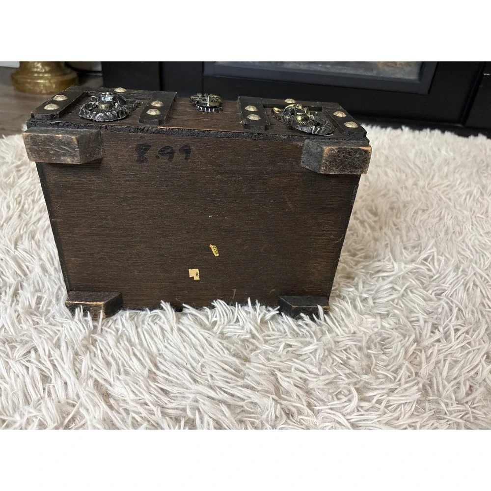 Vintage‎ Wooden Treasure Chest Jewelry Box Lion Head Hardware Red Velvet Lining
